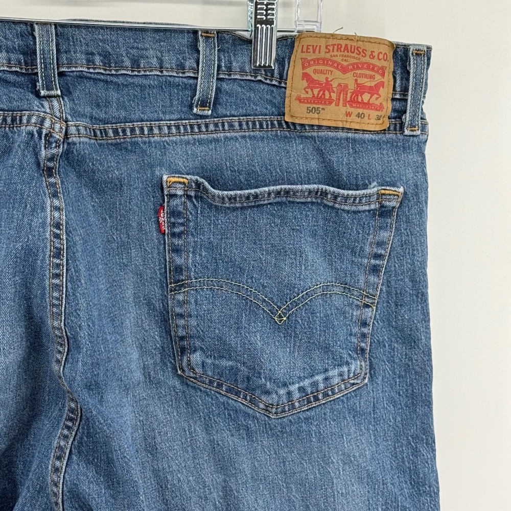 Levis 505 Regular Fit Mens Jeans 40x32 Medium Wash Blue Straight Leg 00505-2217 - Picture 3 of 9